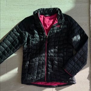 The North Face Kids thin quilted Jacket in Black w/ Pink Interior see pics